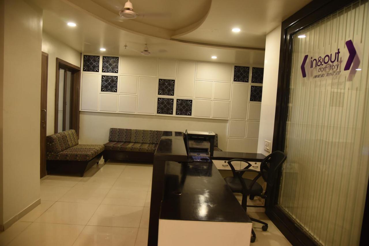 In & Out Dormitory Ahmedabad Esterno foto