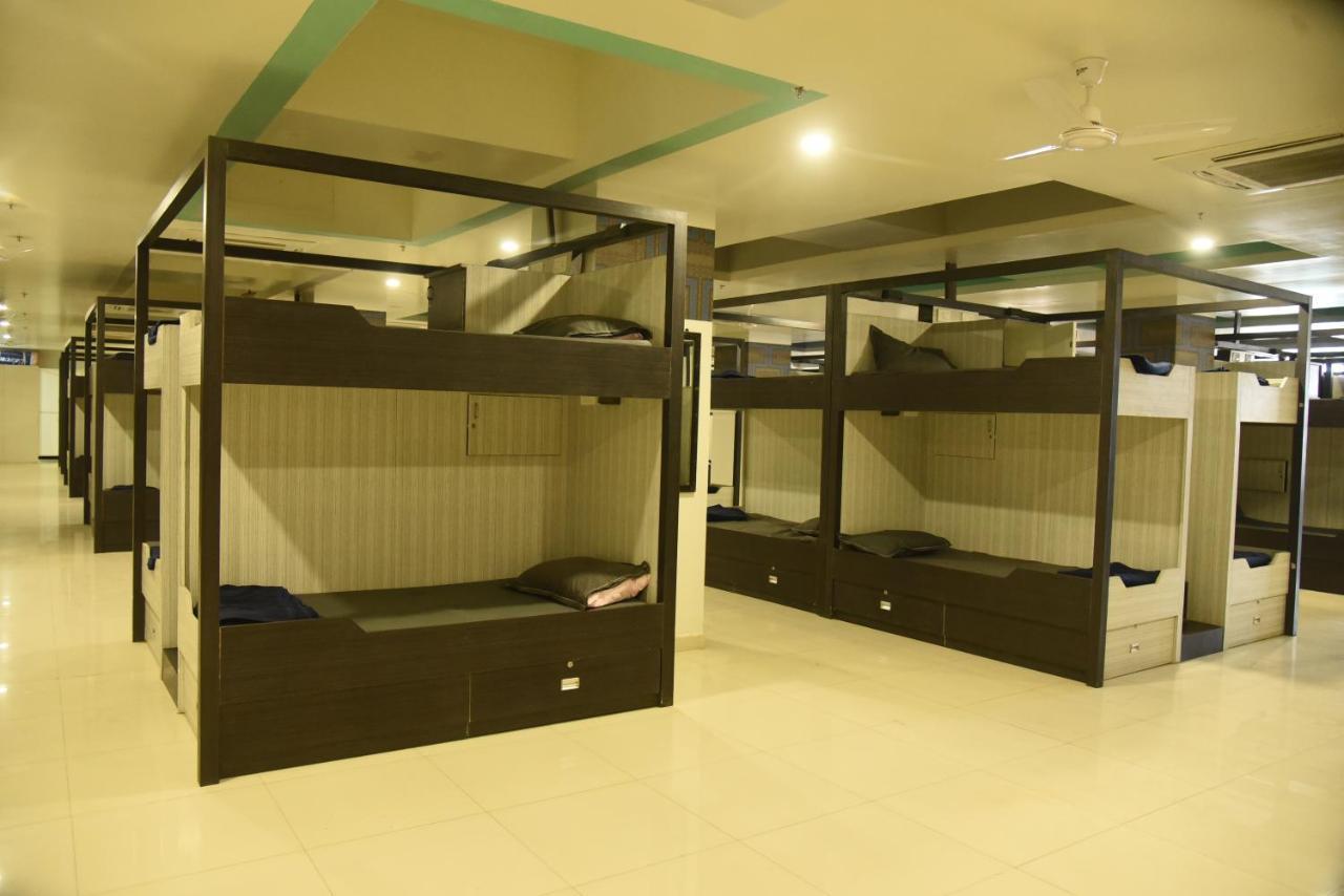 In & Out Dormitory Ahmedabad Esterno foto