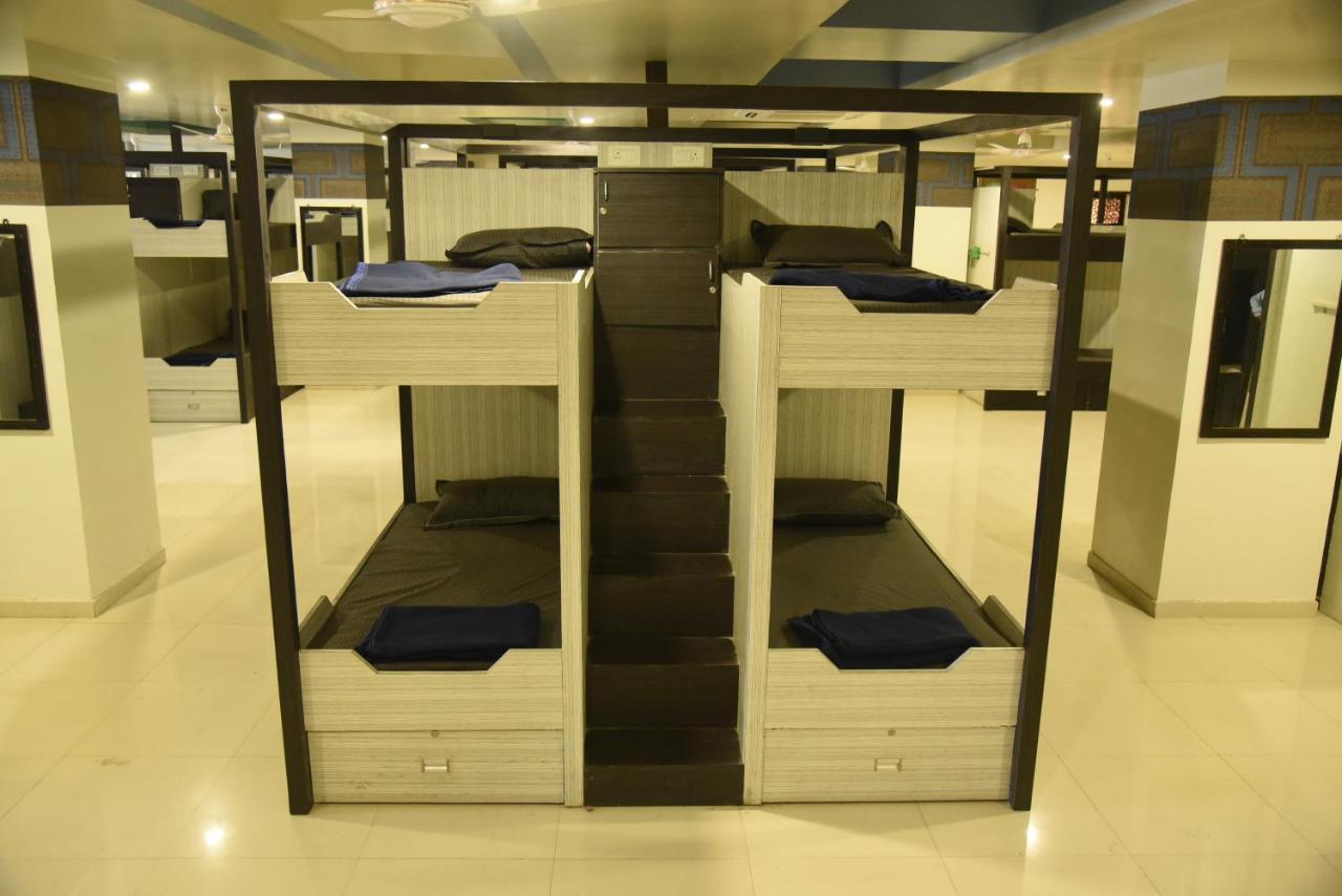 In & Out Dormitory Ahmedabad Esterno foto