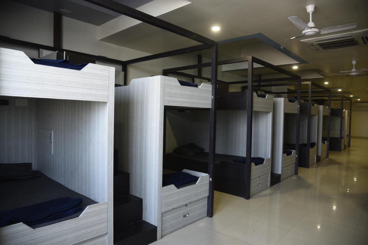 In & Out Dormitory Ahmedabad Esterno foto