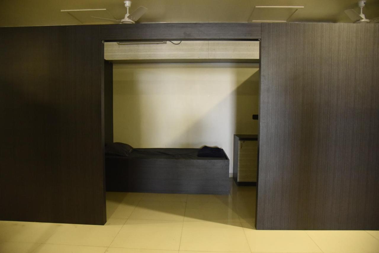 In & Out Dormitory Ahmedabad Esterno foto