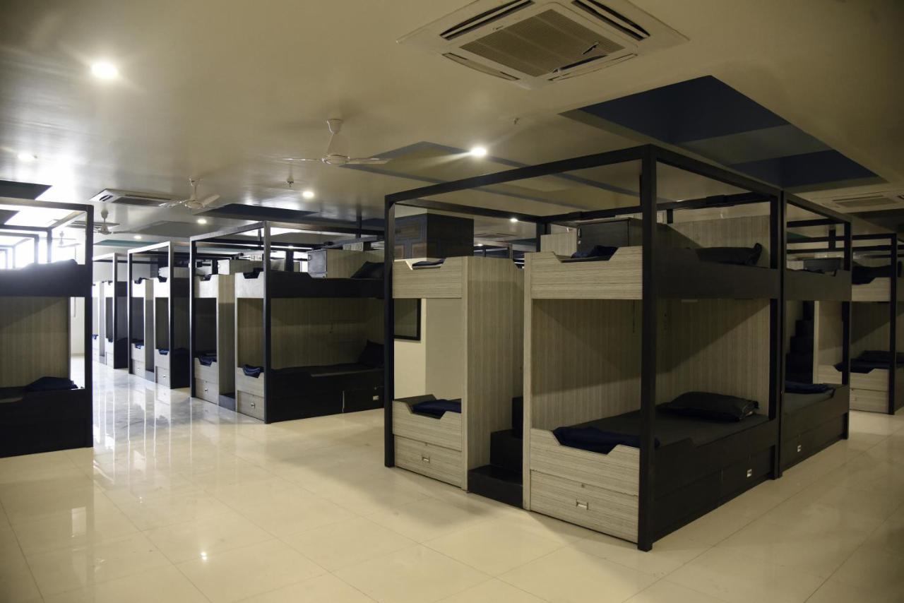 In & Out Dormitory Ahmedabad Esterno foto