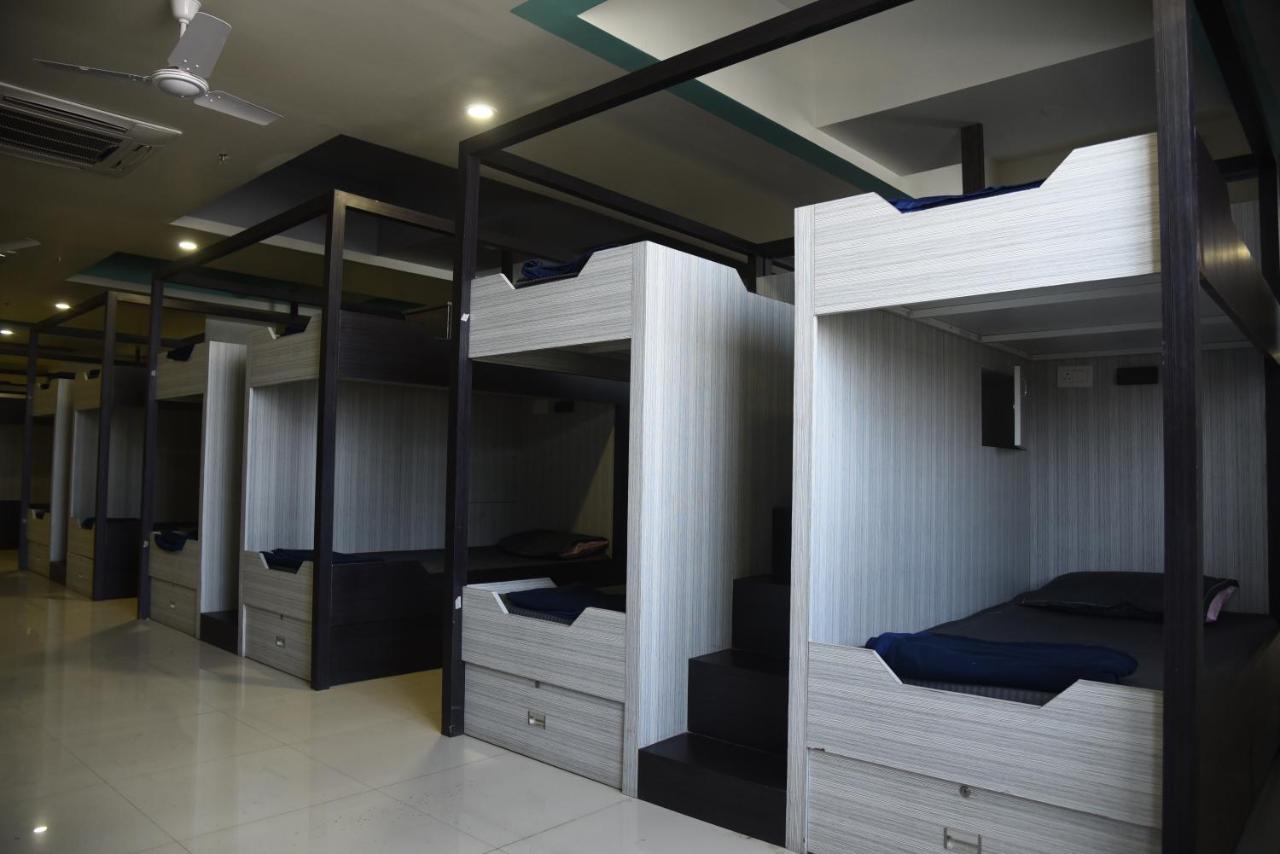In & Out Dormitory Ahmedabad Esterno foto
