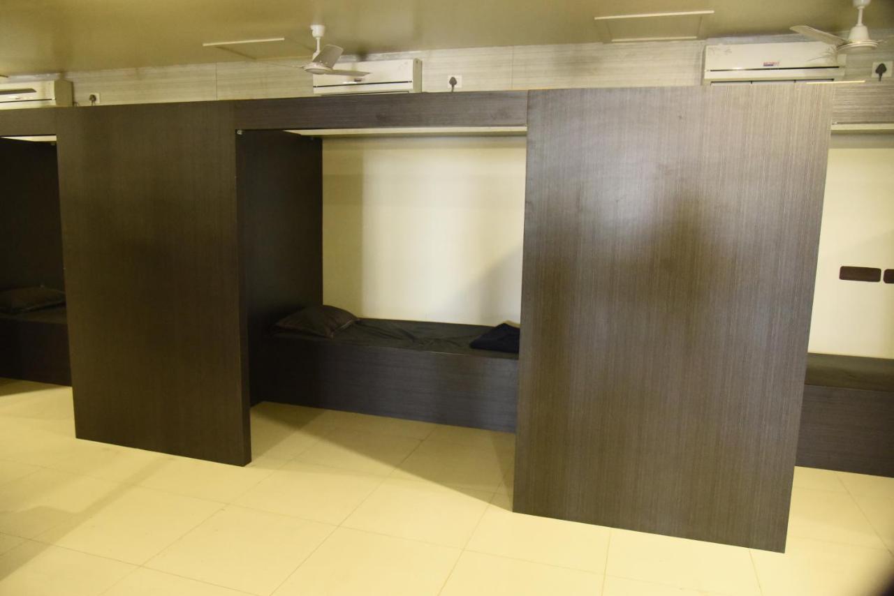 In & Out Dormitory Ahmedabad Esterno foto