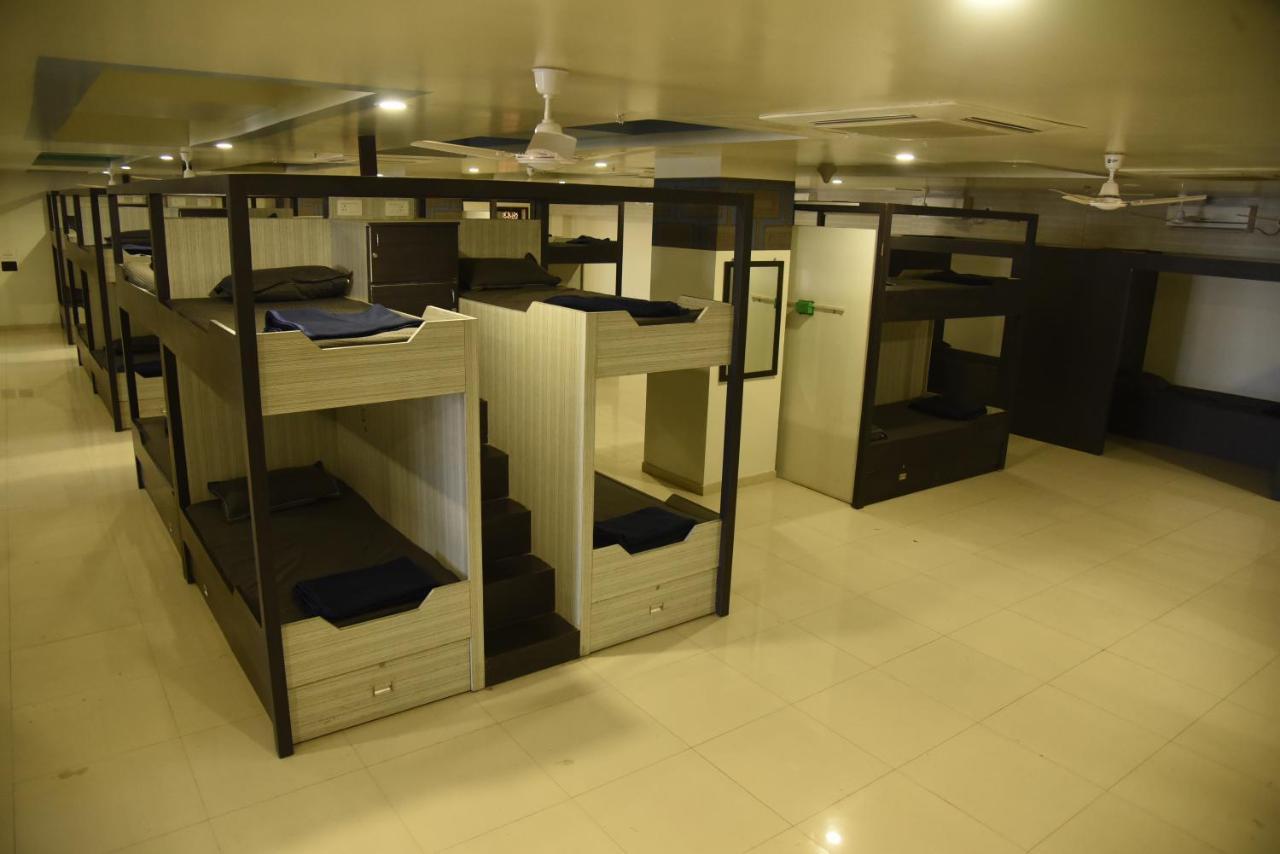 In & Out Dormitory Ahmedabad Esterno foto