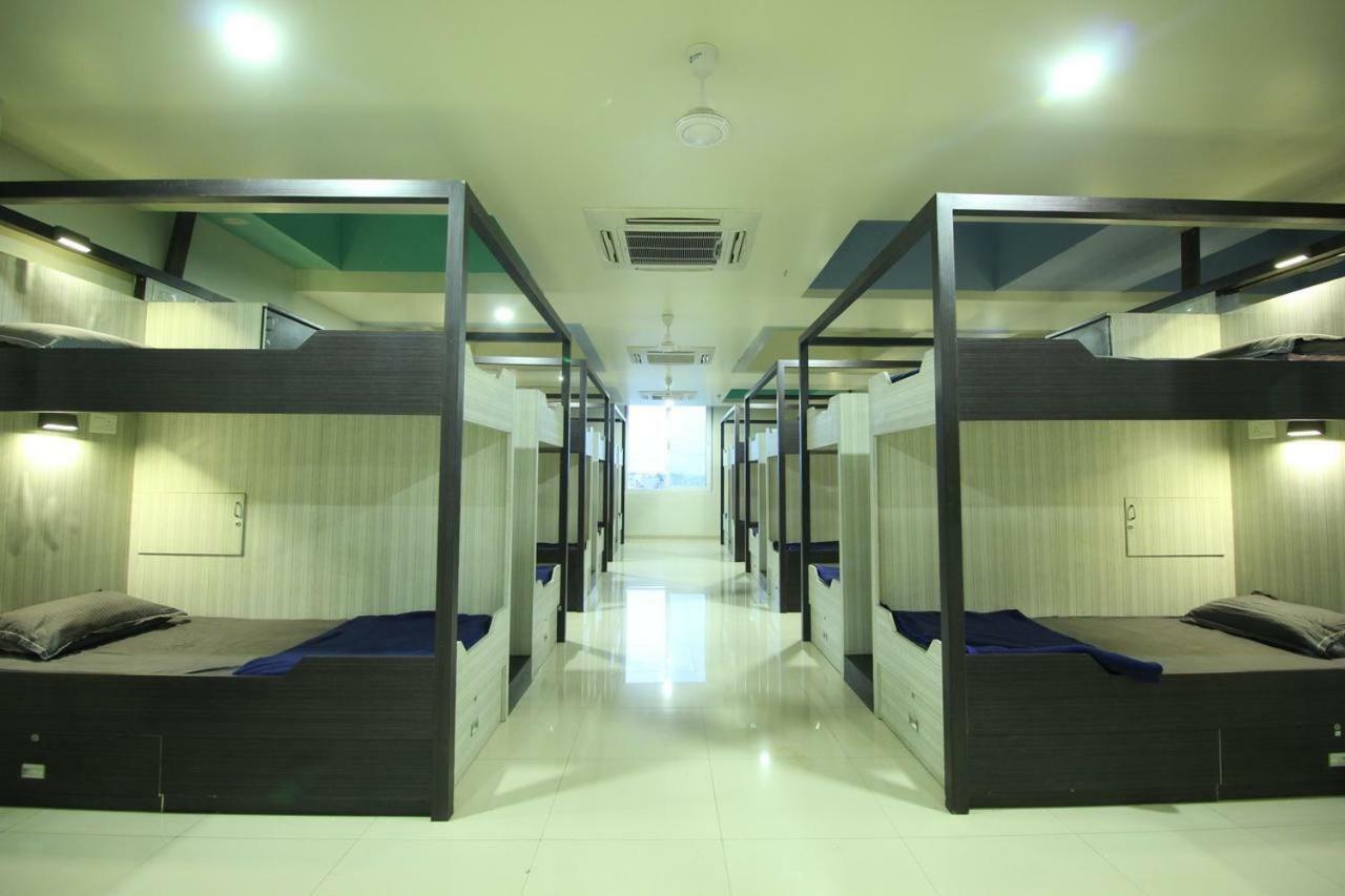 In & Out Dormitory Ahmedabad Esterno foto