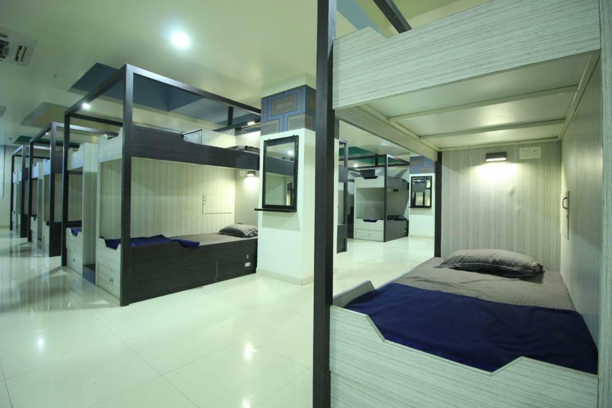 In & Out Dormitory Ahmedabad Esterno foto